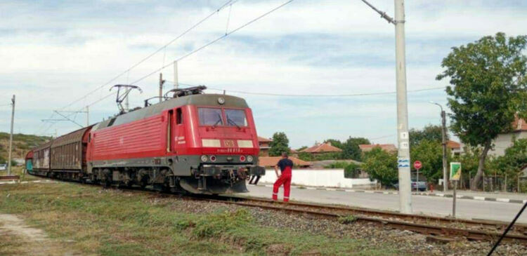 Влак удари автомобил в Симеоновград, шофьорът успя да се спаси