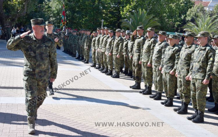 В Хасково посрещнаха тържествено над 100 военнослужещи от мисия в Косово