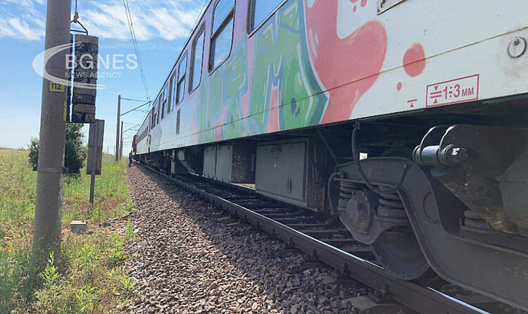 Две момичета скочиха от влак край Клисура – едното в критично състояние. Какви рискове крие една врата?