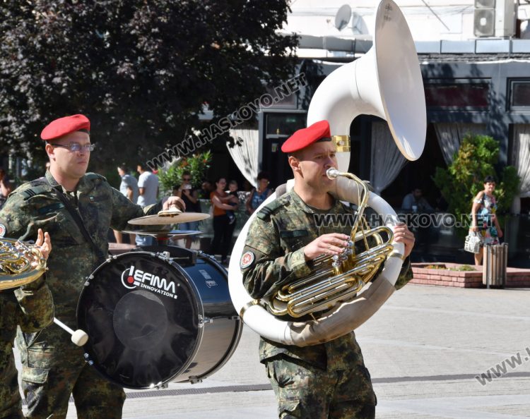 В Хасково посрещнаха тържествено над 100 военнослужещи от мисия в Косово