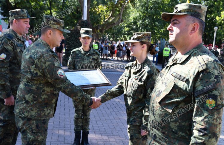 В Хасково посрещнаха тържествено над 100 военнослужещи от мисия в Косово
