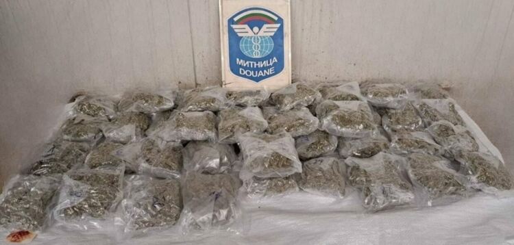 Откриха близо 6 кг марихуана в газова бутилка на кола