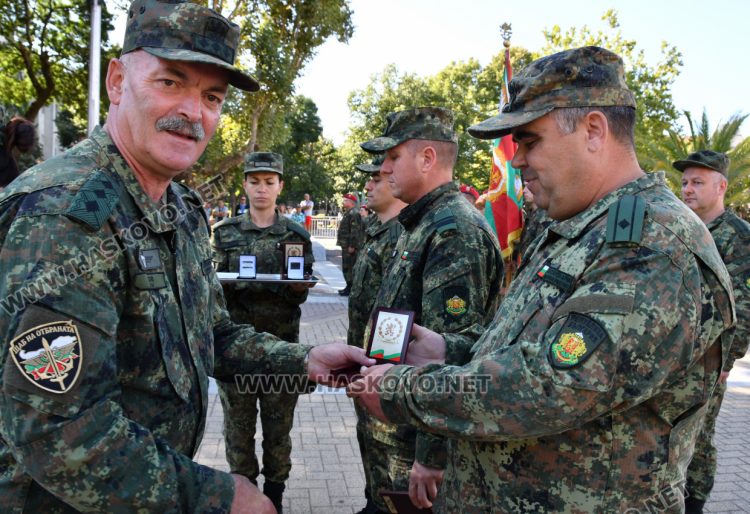 В Хасково посрещнаха тържествено над 100 военнослужещи от мисия в Косово