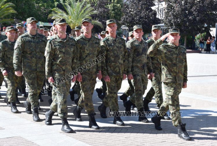 В Хасково посрещнаха тържествено над 100 военнослужещи от мисия в Косово