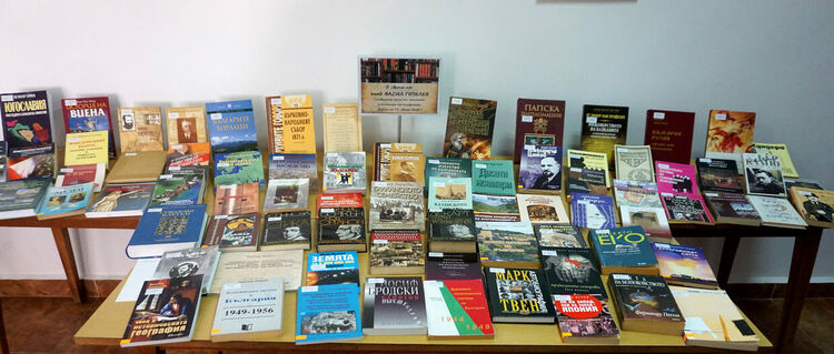 Градска библиотека "Пеньо Пенев" представя изложбата „В света на акад. Васил Гюзелев“