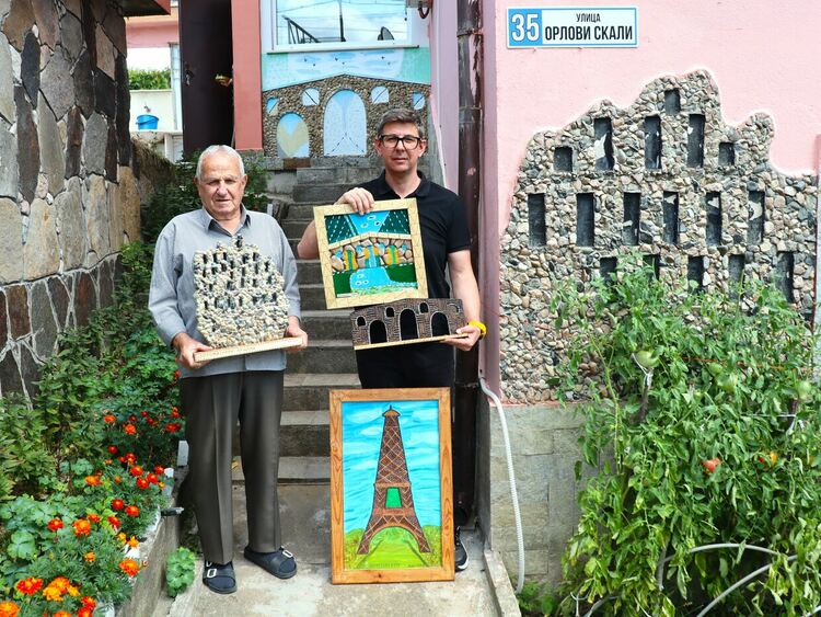 Майстор-дърворезбар дари свои творби на Общинския музей в Ардино