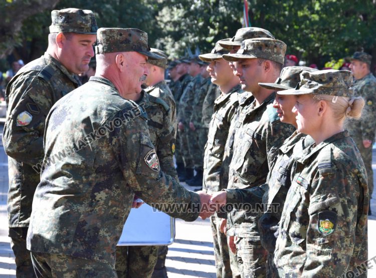 В Хасково посрещнаха тържествено над 100 военнослужещи от мисия в Косово