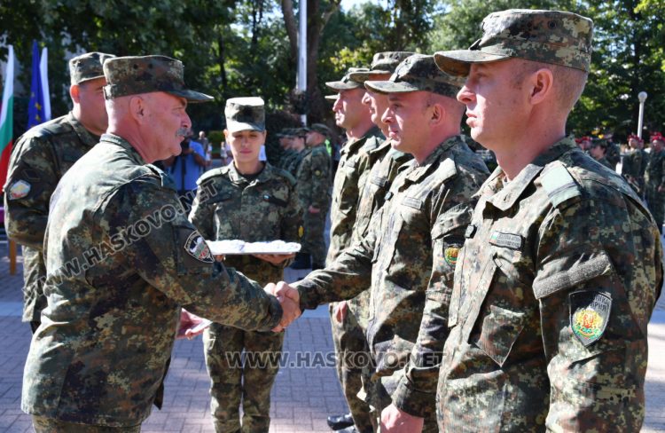 В Хасково посрещнаха тържествено над 100 военнослужещи от мисия в Косово