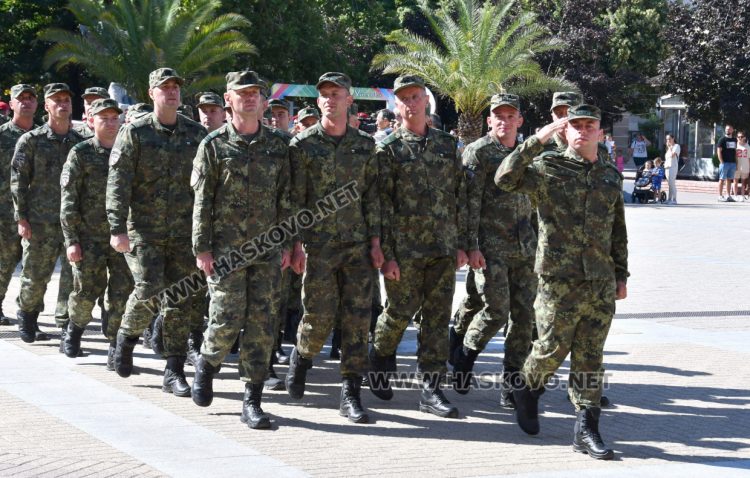 В Хасково посрещнаха тържествено над 100 военнослужещи от мисия в Косово