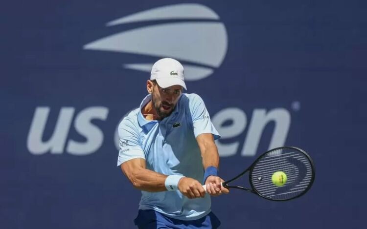 Новак Джокович в акция срещу Закари Свайда.