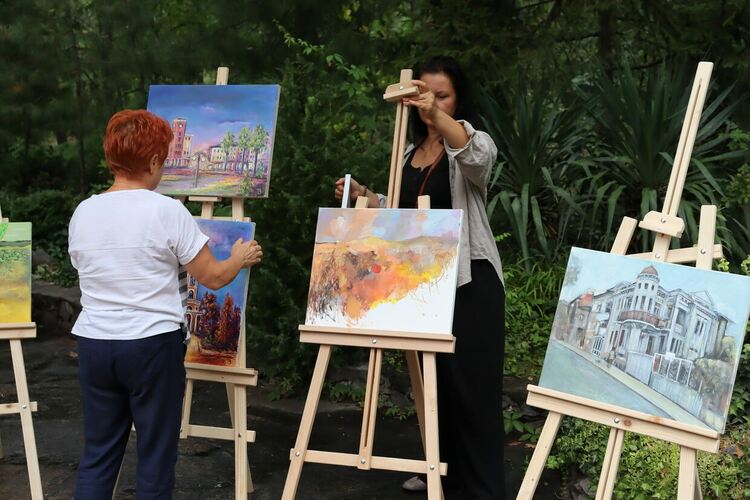 8 художници рисуват с цветни палитри за Деня на Хасково 