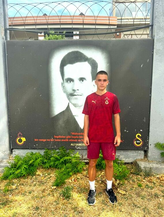 Голям трансфер: 16-годишният талант от Кърджали Баки Ахмед подписа с „Галатасарай“