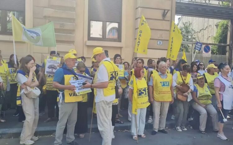 Румънски учители протестират срещу новите мерки, които предвиждат увеличаване на нормата за преподаване и намаляване на почасовите ставки.