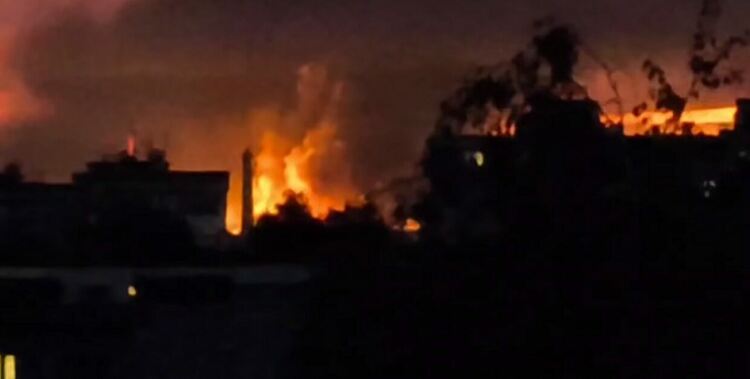 Нощ на дронове и ракети: Киев гори след масиран обстрел, Украйна удари рафинерии