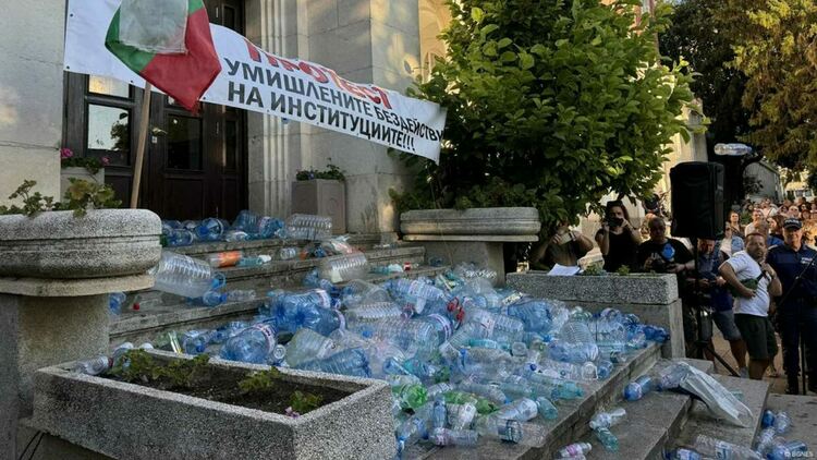 Ако към сградите на община Плевен и местното ВиК не бяха полетели празни бутилки и улиците не се бяха изпълнили с недоволни, мерки вероятно нямаше да бъдат предприети, смята Емилия Милчева.