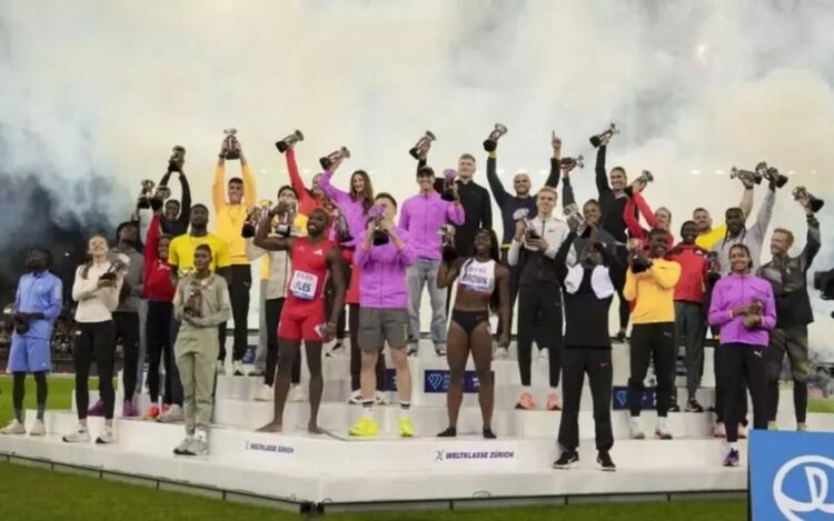 Крайните победители във всички 26 „диамантени“ дисциплини позират с трофеите си след края на Weltklasse в Цюрих