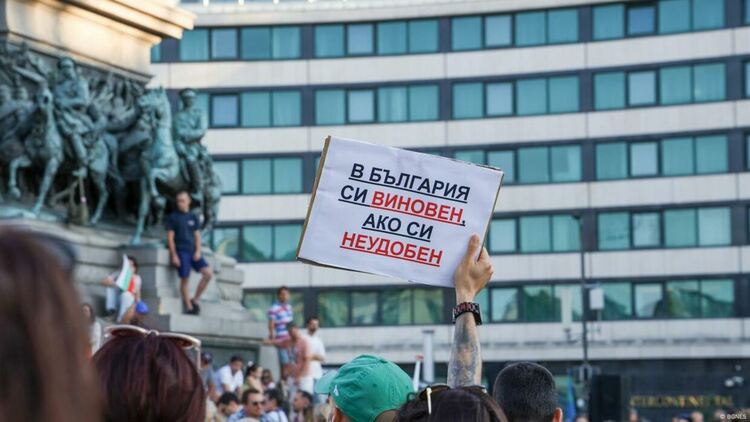 Спасението на българската демокрация няма да дойде отвън, а от самата нея