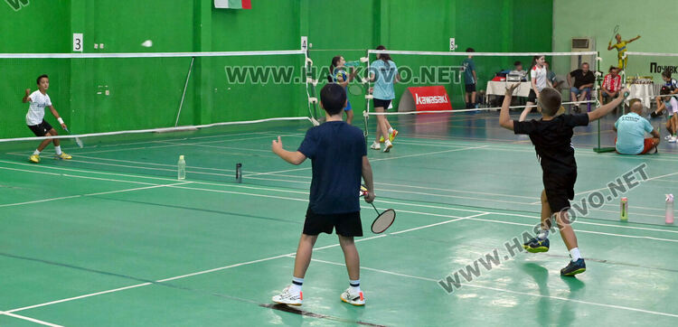 Битките за трофеите в турнира по бадминтон продължават