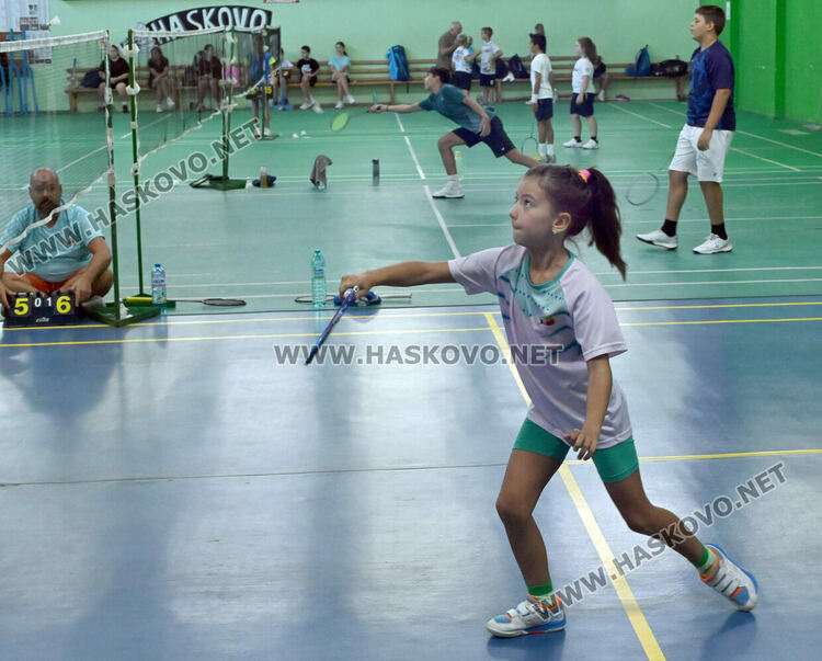 Битките за трофеите в турнира по бадминтон продължават