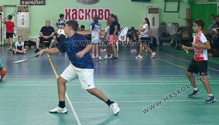 Битките за трофеите в турнира по бадминтон продължават