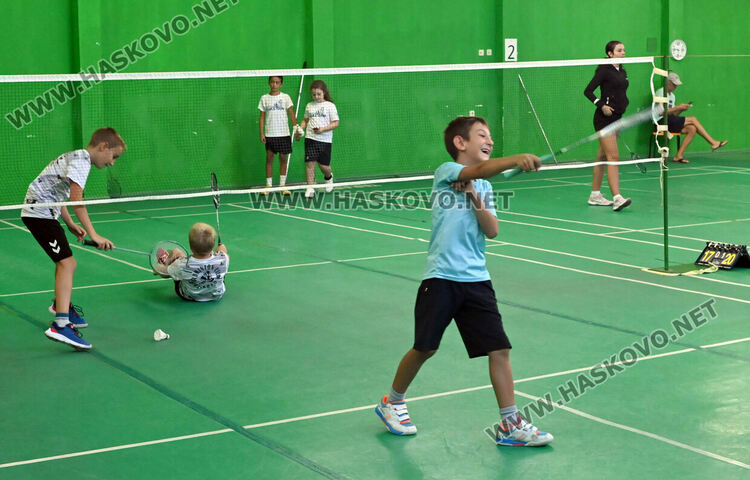 Битките за трофеите в турнира по бадминтон продължават