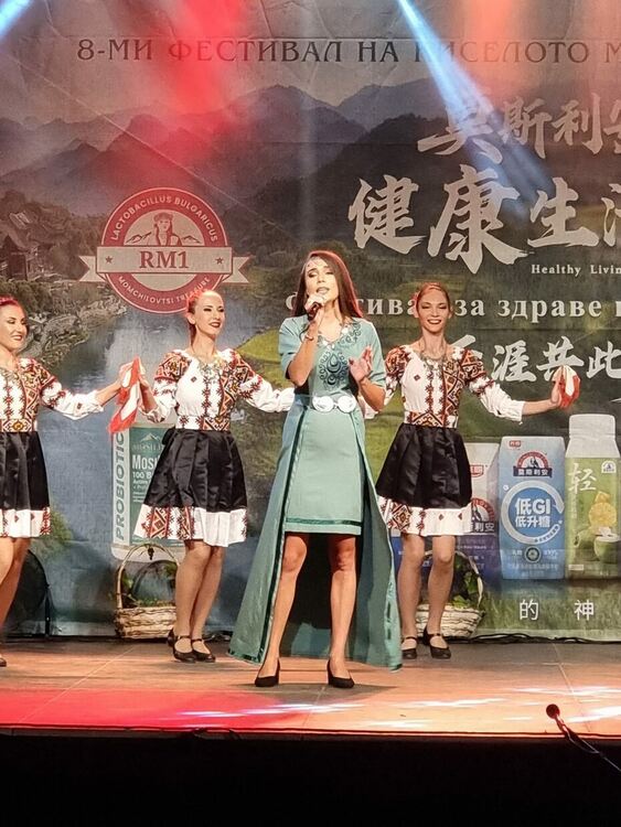 Фестивалът на киселото мляко в Момчиловци продължава днес с фолклор, кулинарни демонстрации и детски забавления