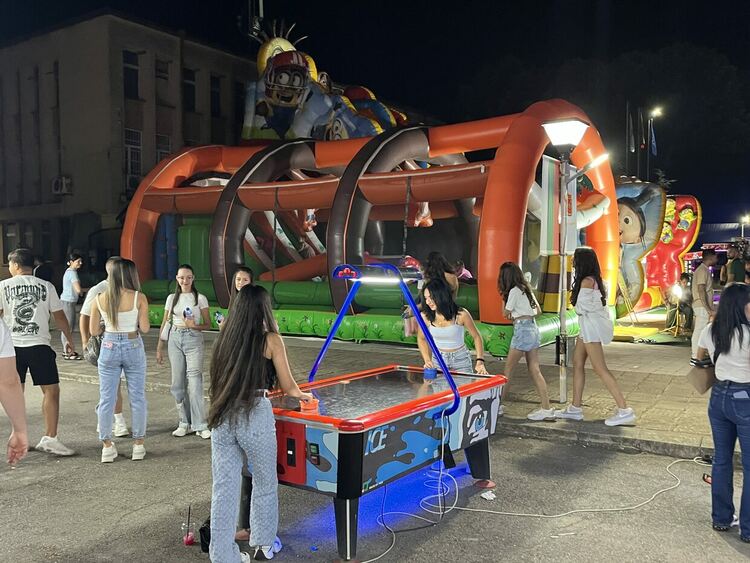 „Тангра“ зарадва публиката в Любимец с вечните си хитове