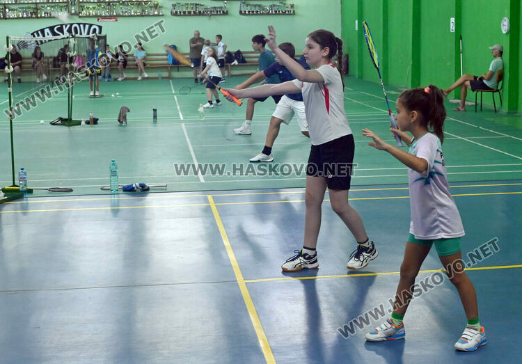 Битките за трофеите в турнира по бадминтон продължават