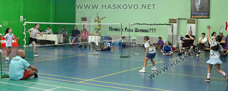 Битките за трофеите в турнира по бадминтон продължават