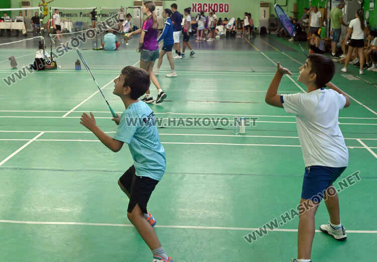 Битките за трофеите в турнира по бадминтон продължават