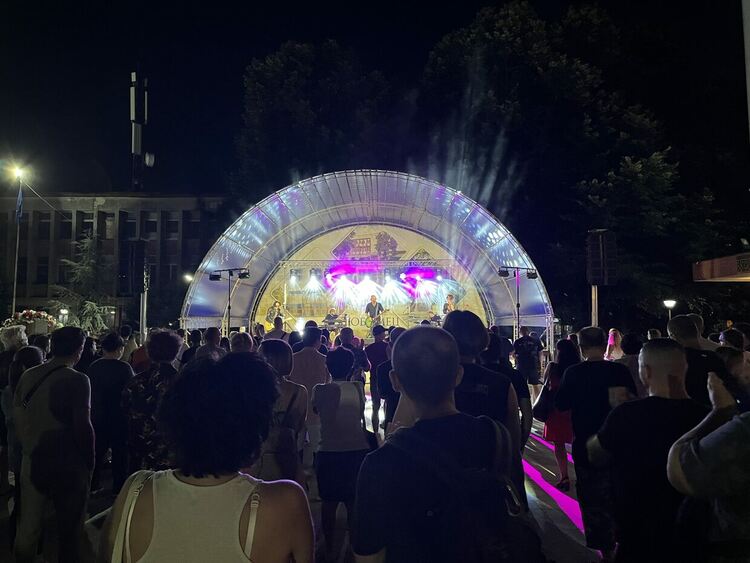 „Тангра“ зарадва публиката в Любимец с вечните си хитове