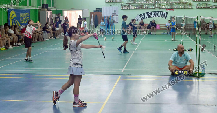 Битките за трофеите в турнира по бадминтон продължават