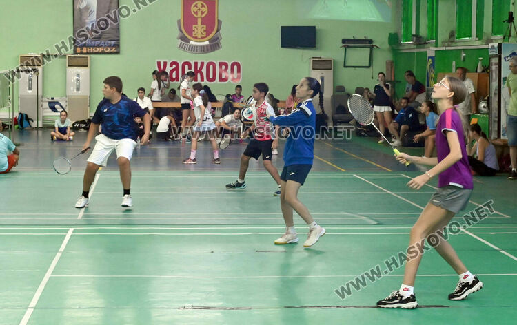 Битките за трофеите в турнира по бадминтон продължават