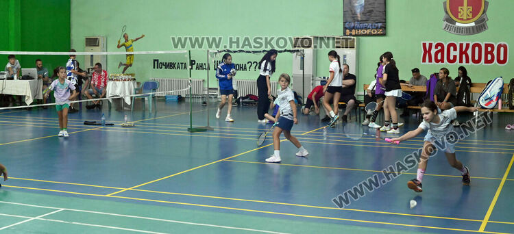 Битките за трофеите в турнира по бадминтон продължават