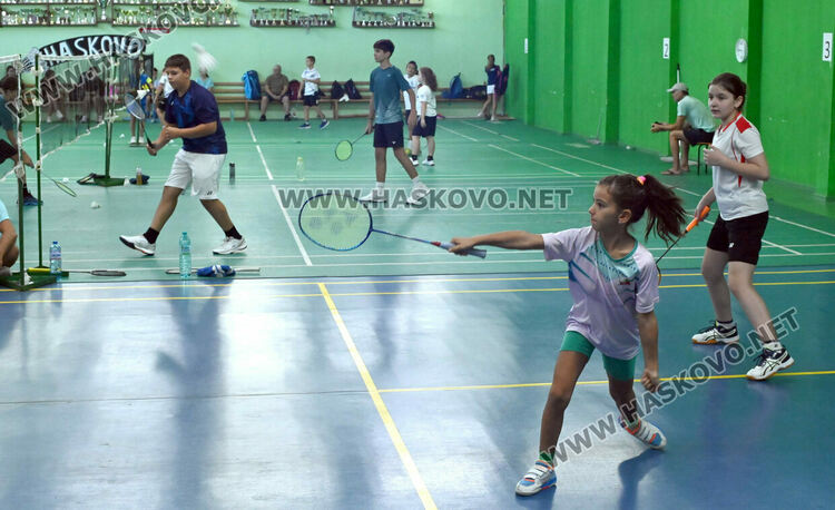 Битките за трофеите в турнира по бадминтон продължават