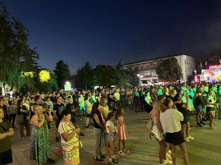 „Тангра“ зарадва публиката в Любимец с вечните си хитове