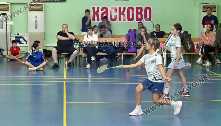 Битките за трофеите в турнира по бадминтон продължават