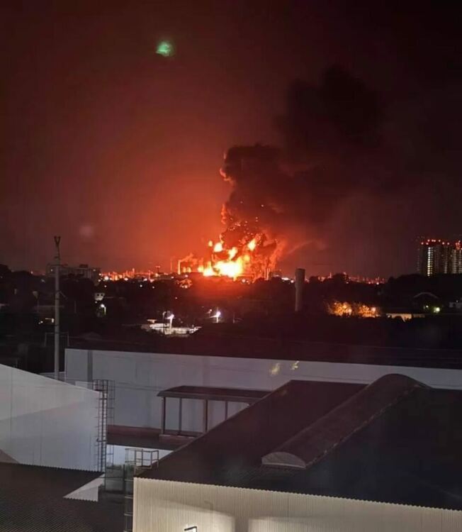 Украйна извади от строя още две големи руски рафинерии