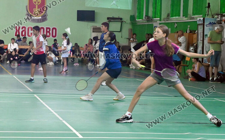 Битките за трофеите в турнира по бадминтон продължават