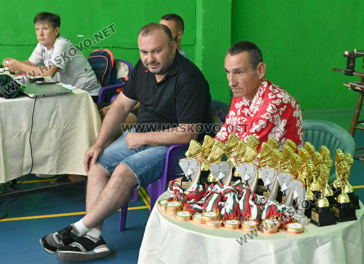 Битките за трофеите в турнира по бадминтон продължават