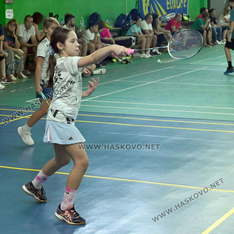 Битките за трофеите в турнира по бадминтон продължават