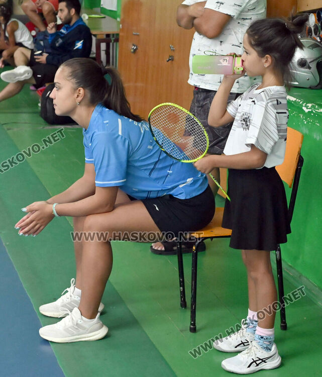 Битките за трофеите в турнира по бадминтон продължават