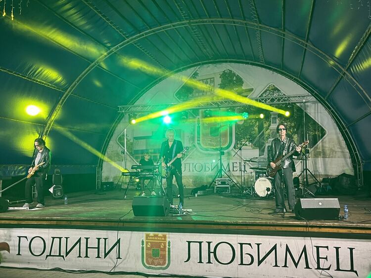 „Тангра“ зарадва публиката в Любимец с вечните си хитове