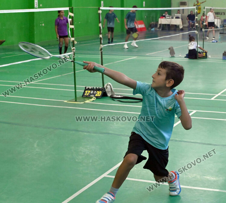 Битките за трофеите в турнира по бадминтон продължават