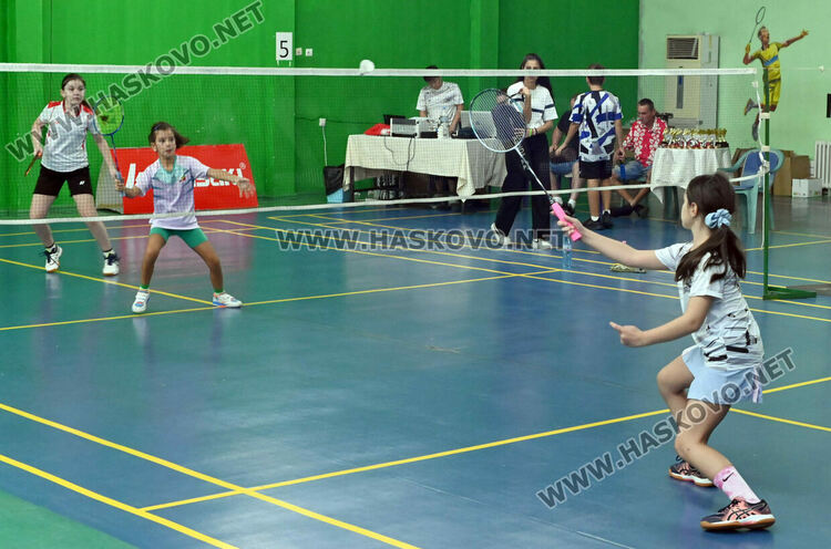 Битките за трофеите в турнира по бадминтон продължават