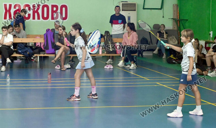 Битките за трофеите в турнира по бадминтон продължават