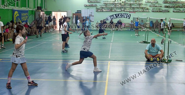 Битките за трофеите в турнира по бадминтон продължават