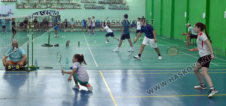 Битките за трофеите в турнира по бадминтон продължават