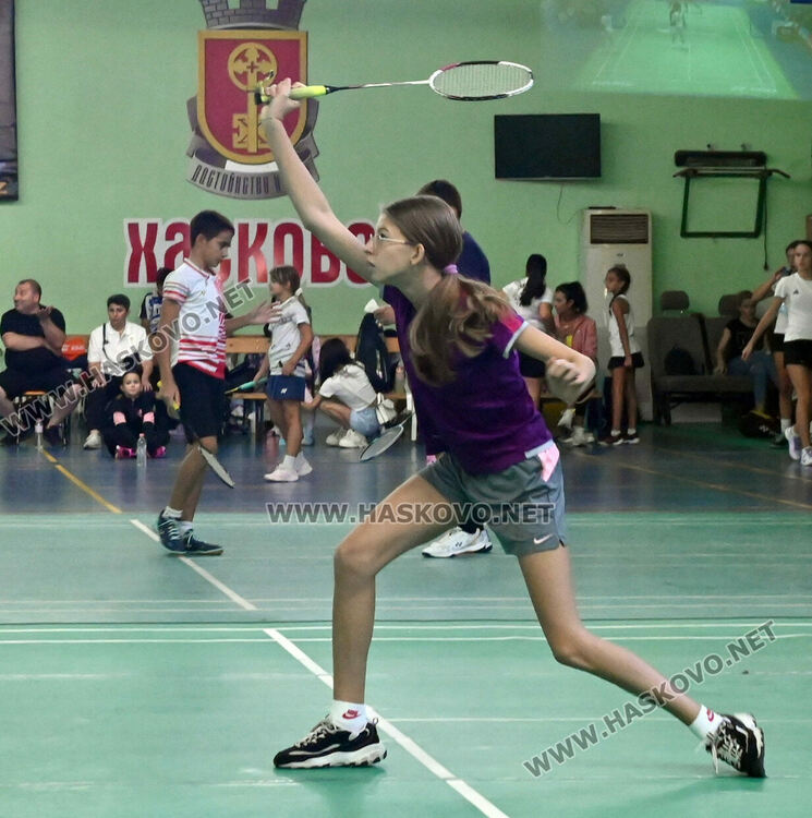 Битките за трофеите в турнира по бадминтон продължават