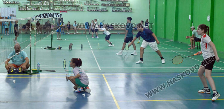 Битките за трофеите в турнира по бадминтон продължават